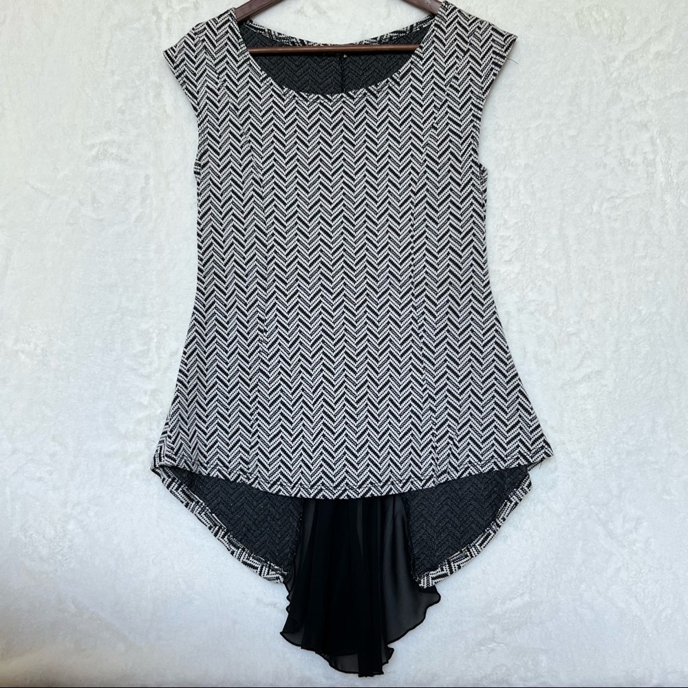 Ooh La La Black and white sleeveless top Size: XL